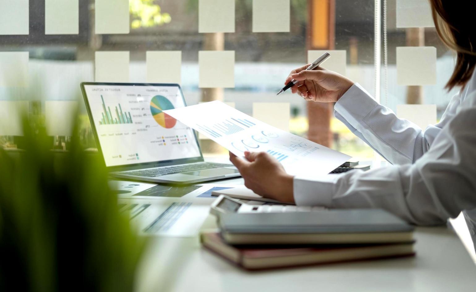 Lernende bei der Arbeit an Link Building Strategien